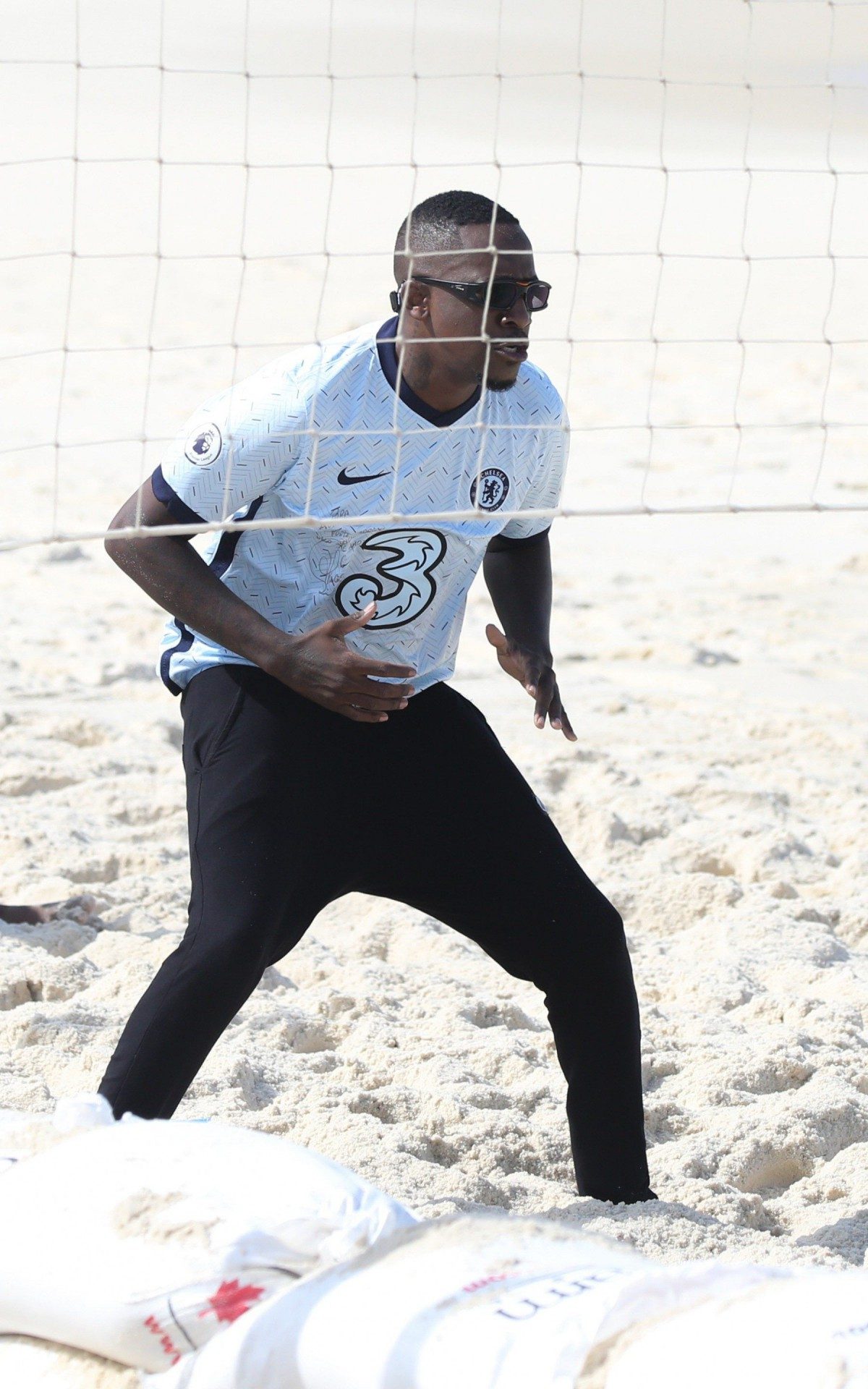 Mumuzinho faz exerc&iacute;cios e depois d&aacute; mergulho na Praia da Barra da Tijuca, na Zona Oeste do Rio