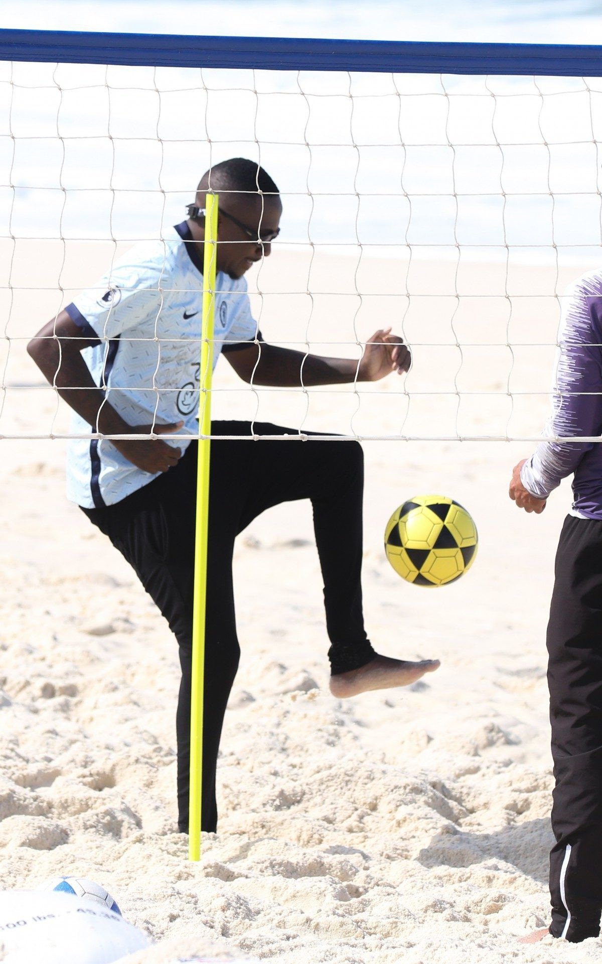 Mumuzinho faz exerc&iacute;cios e depois d&aacute; mergulho na Praia da Barra da Tijuca, na Zona Oeste do Rio