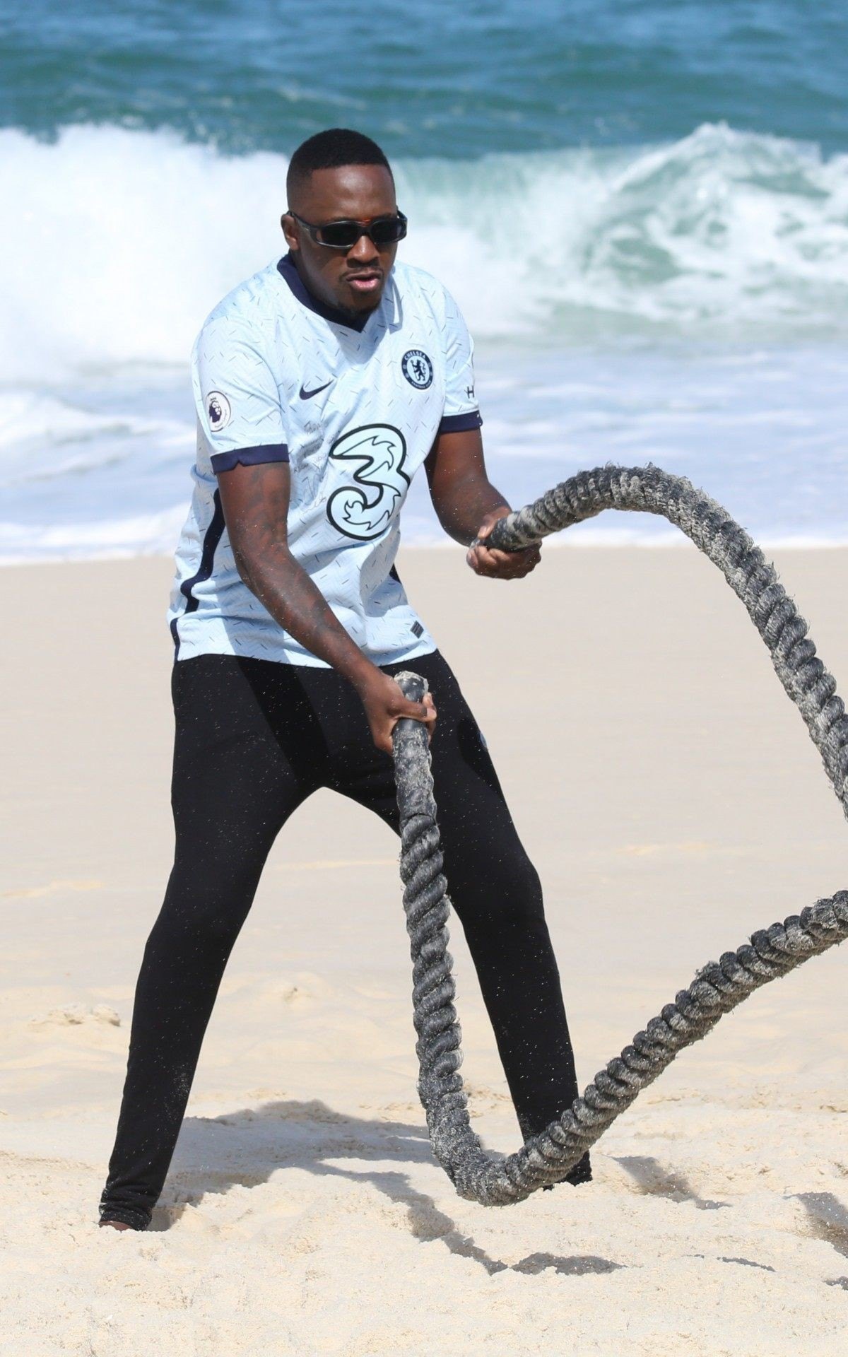 Mumuzinho faz exerc&iacute;cios e depois d&aacute; mergulho na Praia da Barra da Tijuca, na Zona Oeste do Rio