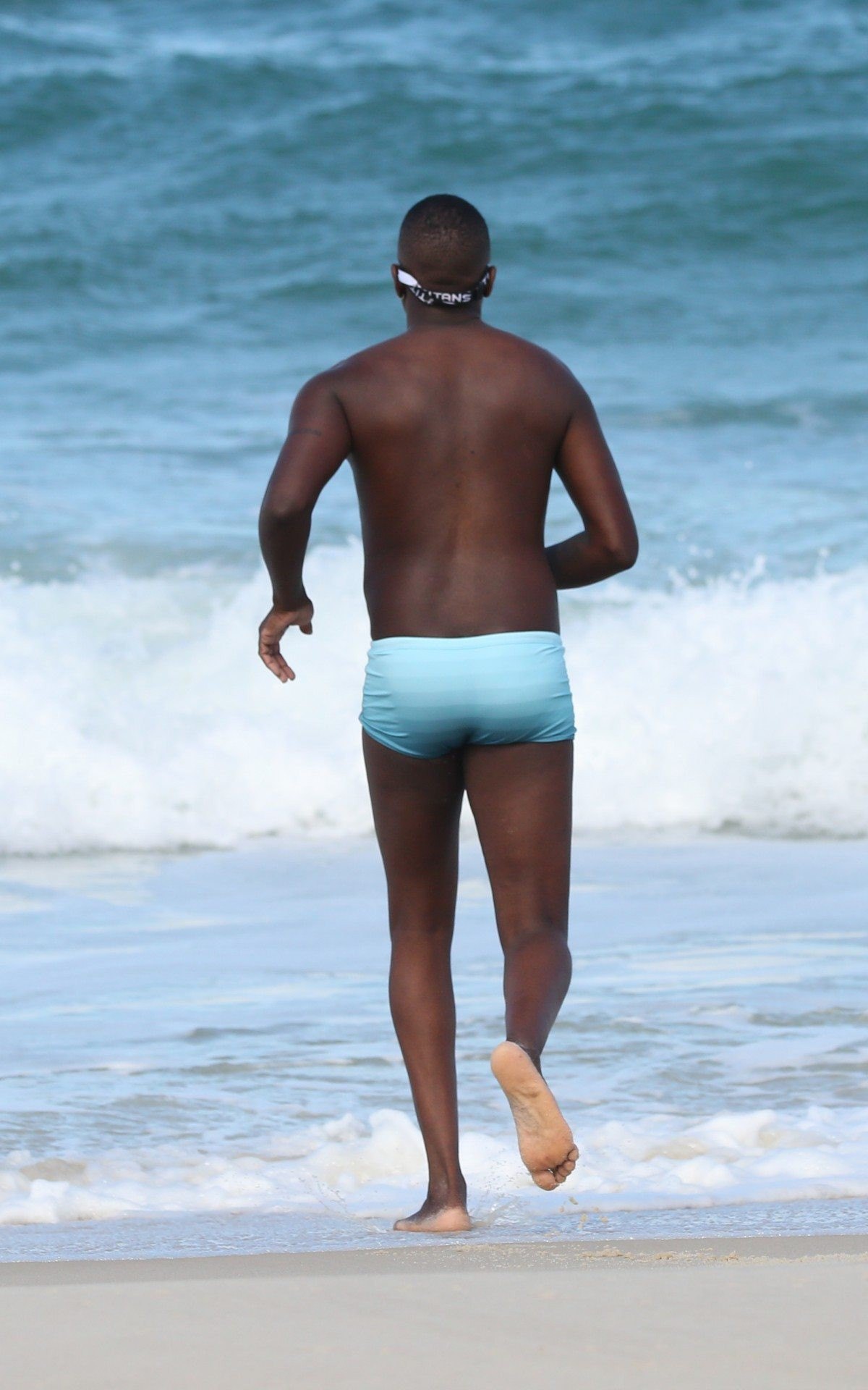 Mumuzinho faz exerc&iacute;cios e depois d&aacute; mergulho na Praia da Barra da Tijuca, na Zona Oeste do Rio