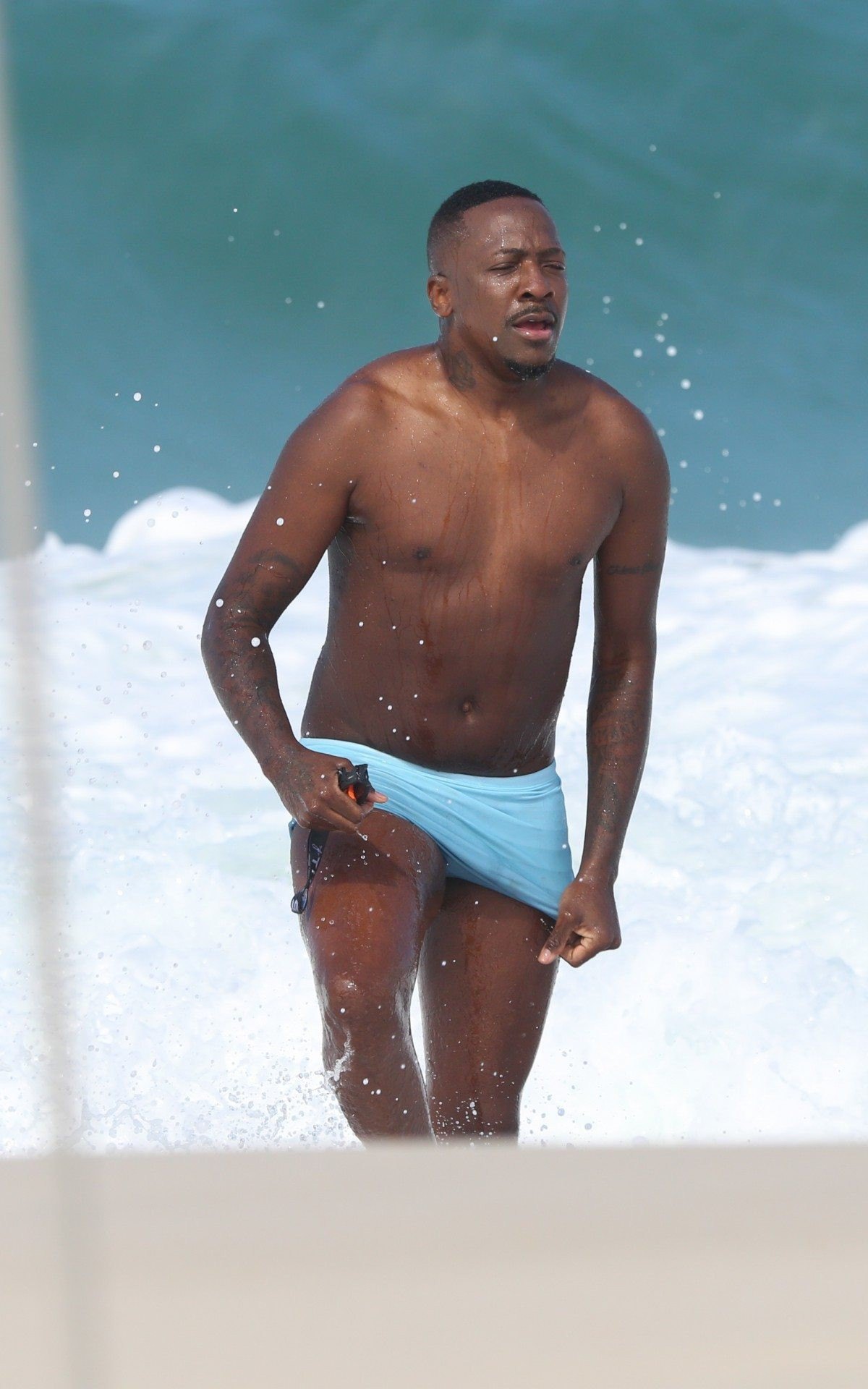 Mumuzinho faz exerc&iacute;cios e depois d&aacute; mergulho na Praia da Barra da Tijuca, na Zona Oeste do Rio