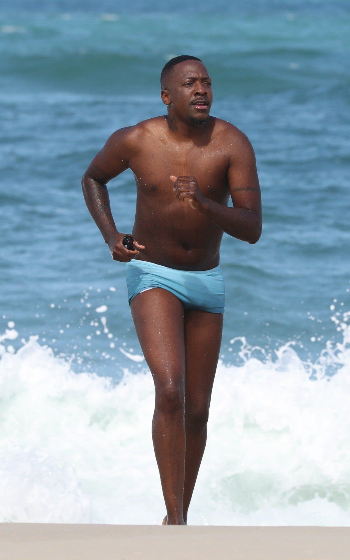 Mumuzinho faz exerc&iacute;cios e depois d&aacute; mergulho na Praia da Barra da Tijuca, na Zona Oeste do Rio