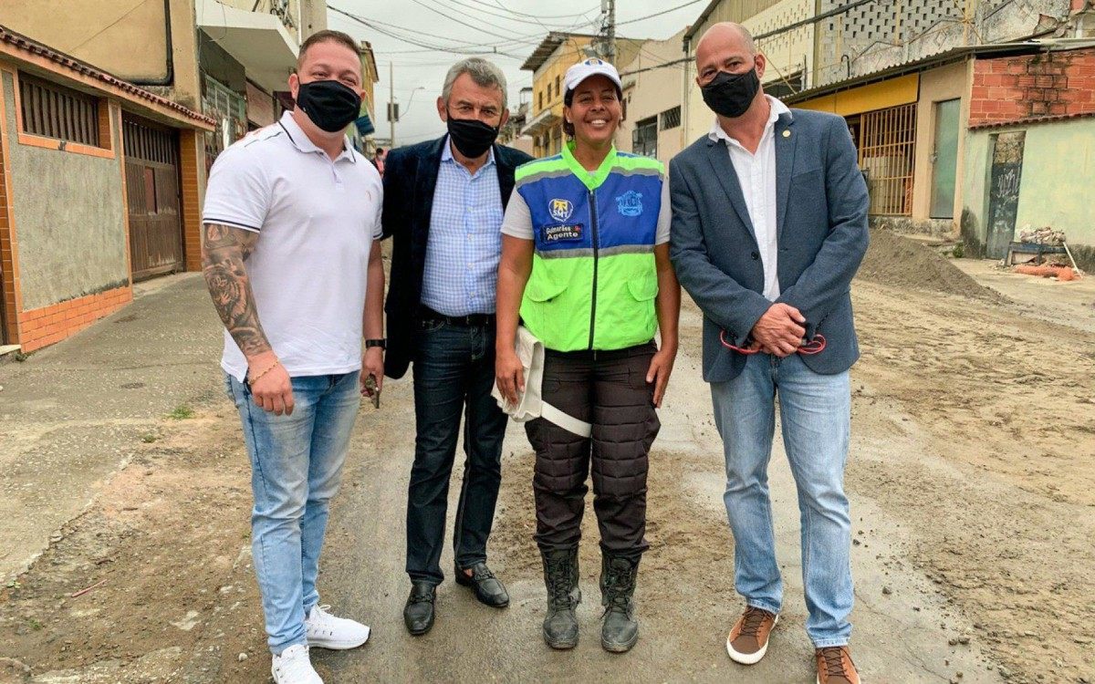 O vereador Rodrigo Pit, o prefeito, Dr. Jo&atilde;o, e o deputado estadual Valdecy da Sa&uacute;de 