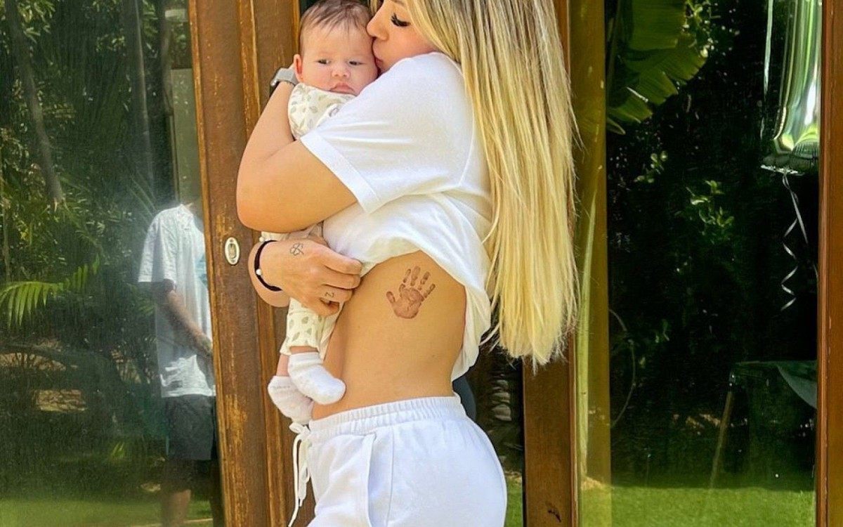 Virg&iacute;nia tatuou a m&atilde;o da beb&ecirc; na costela