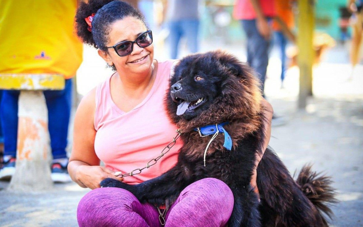 Liliane Santos de Souza levou seu cachorro Le&atilde;o para ser vacinado