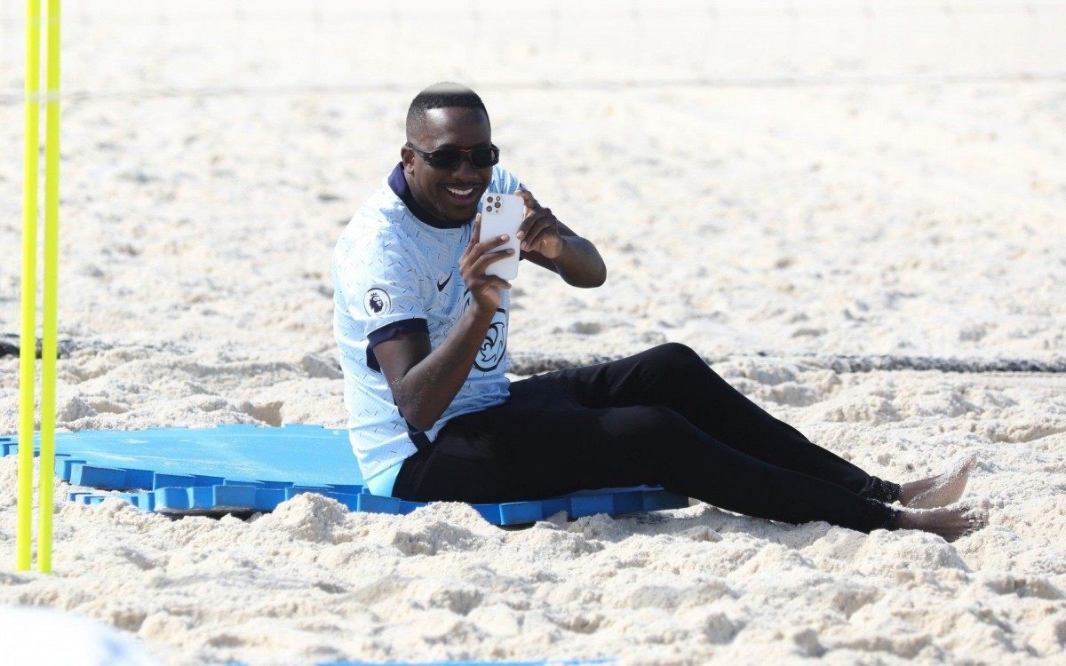 Mumuzinho faz exerc&iacute;cios e depois d&aacute; mergulho na Praia da Barra da Tijuca, na Zona Oeste do Rio
