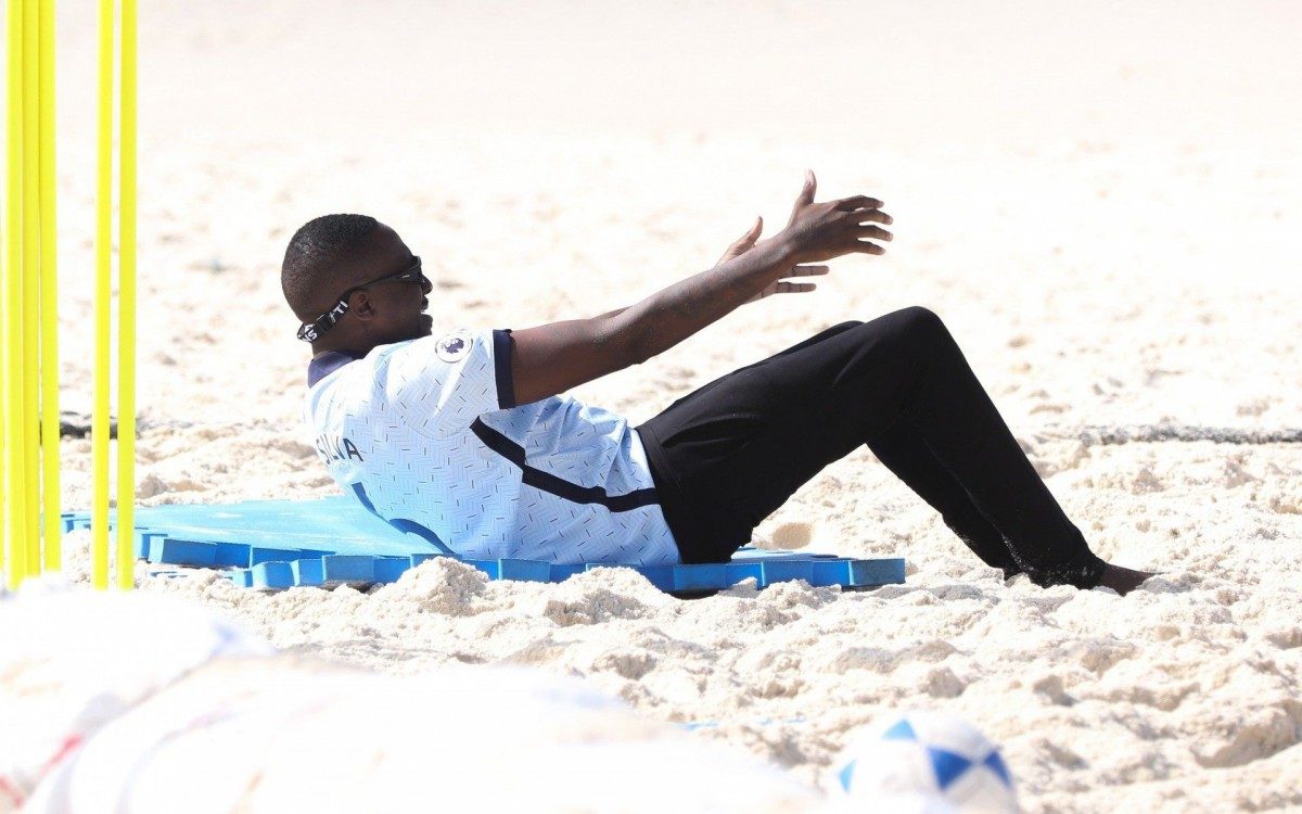 Mumuzinho faz exerc&iacute;cios e depois d&aacute; mergulho na Praia da Barra da Tijuca, na Zona Oeste do Rio