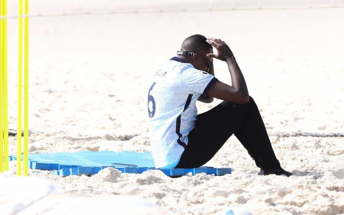 Mumuzinho faz exerc&iacute;cios e depois d&aacute; mergulho na Praia da Barra da Tijuca, na Zona Oeste do Rio