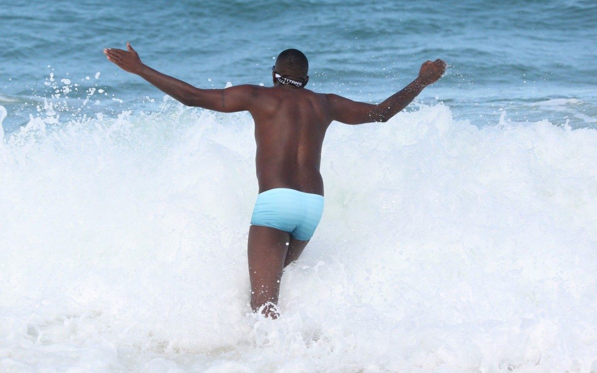 Mumuzinho faz exerc&iacute;cios e depois d&aacute; mergulho na Praia da Barra da Tijuca, na Zona Oeste do Rio