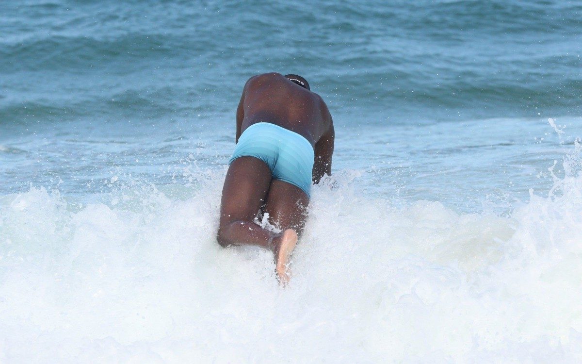 Mumuzinho faz exerc&iacute;cios e depois d&aacute; mergulho na Praia da Barra da Tijuca, na Zona Oeste do Rio