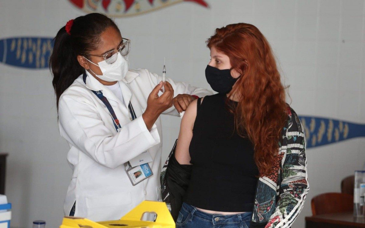 Carina Elen de Oliveira, de 30 anos, recebe a primeira dose da vacina - Cleber Mendes/Agência O Dia