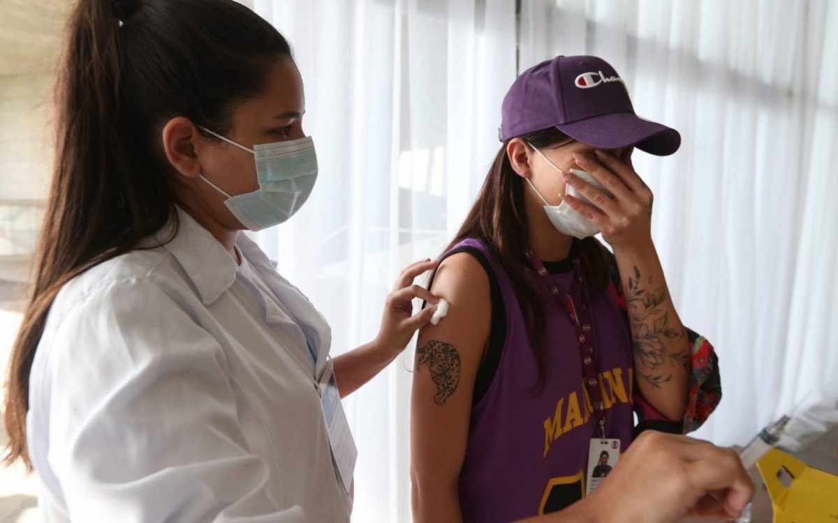 Marcella Maia, 30 anos recebe a primeira dose da vacina - Cleber Mendes/Agência O Dia