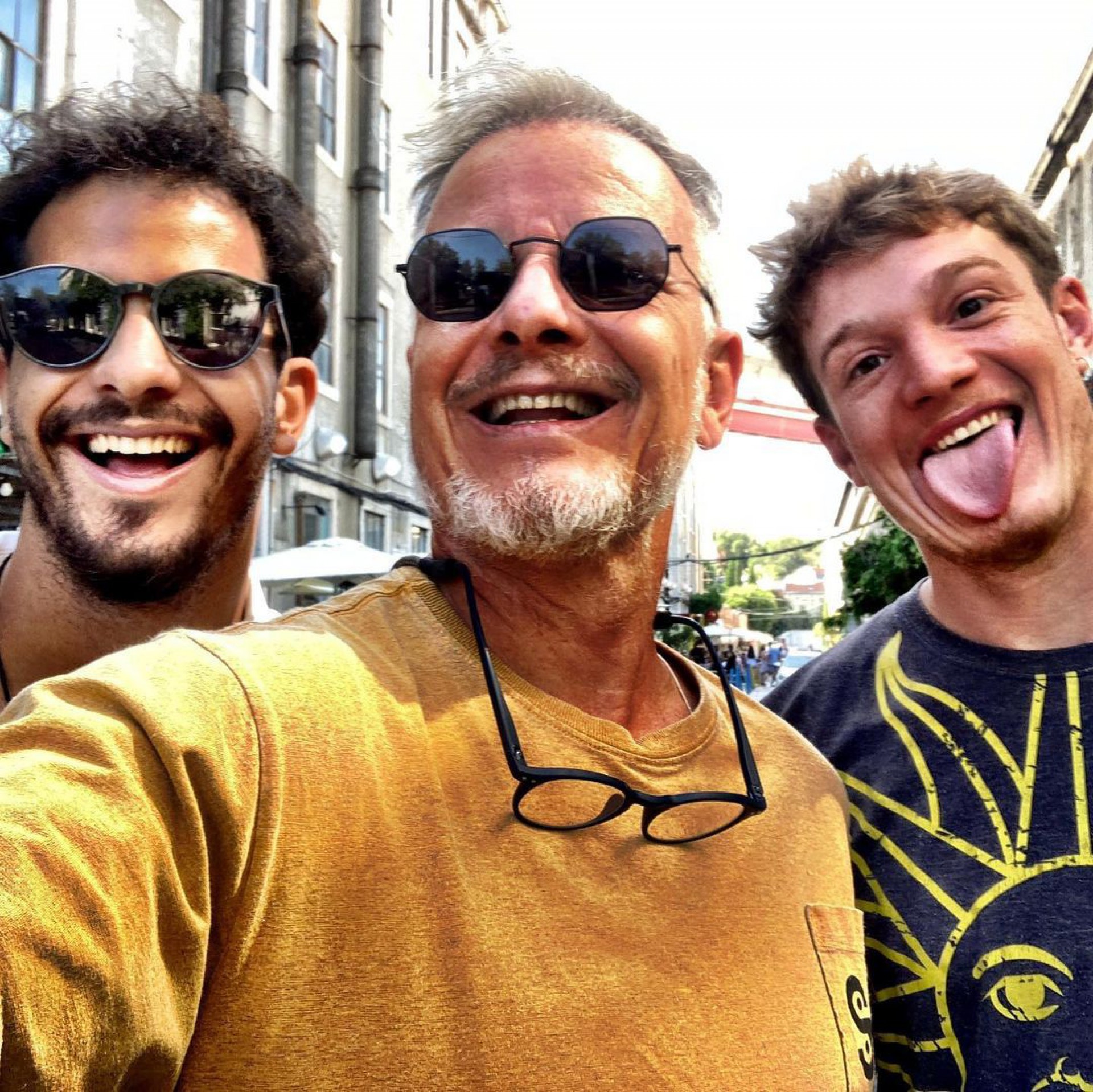 Marcello Novaes posa com filhos em Portugal e ganha recado da ex Letícia Spiller