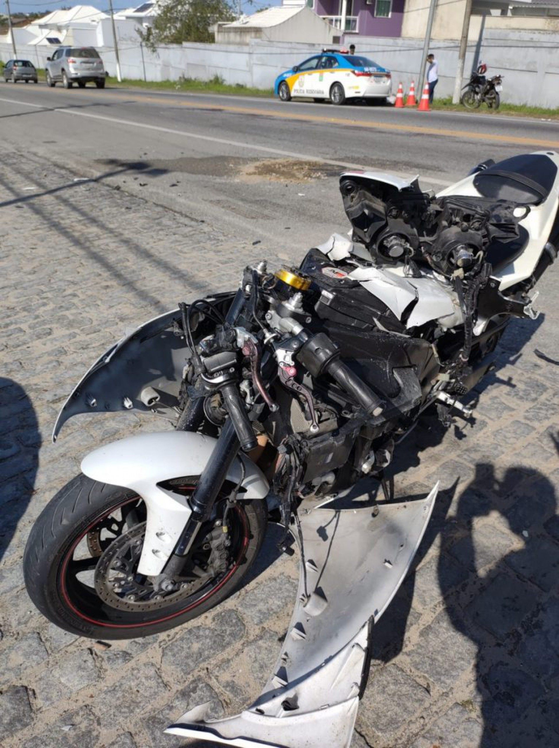 O corpo do motociclista será removido para o IML de Cabo Frio e a ocorrência registrada na 118ª DP. - Letycia Rocha (RC24h)