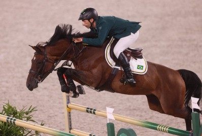 Brasil erra e fica longe da medalha no salto por equipes do hipismo