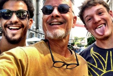 Marcello Novaes posa com filhos em Portugal e ganha recado da ex Letícia Spiller