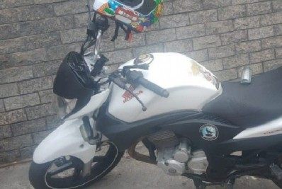 PM prende dois suspeitos com moto roubada após perseguição em Meriti