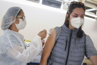 Brasil tem 43,86% da população com esquema vacinal completo contra a covid-19