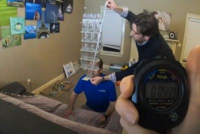 Vídeo: homem entra para o Guinness Book após equilibrar 19 copos de vidro com a boca