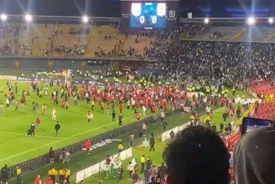 Volta da torcida aos estádios colombianos tem invasão de campo, briga generalizada e tumulto; veja vídeo