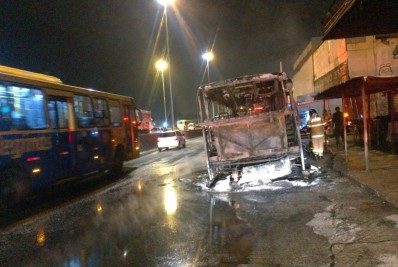 Ônibus pega fogo e interdita faixa da Av. Brasil, no sentido Centro