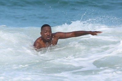 Depois de treinar, Mumuzinho dá mergulho no mar da Barra da Tijuca