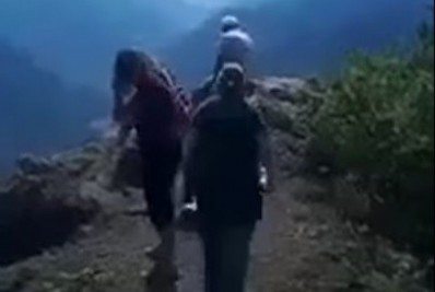 Idosa morre após cair de penhasco na frente da família: veja o vídeo