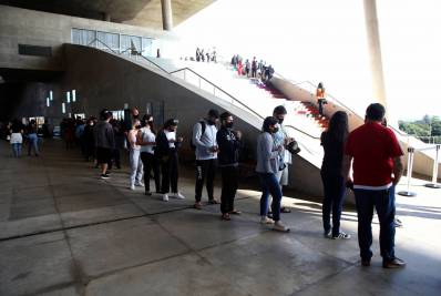 Pontos de vacinação na Zona Oeste têm longas filas e falta de doses