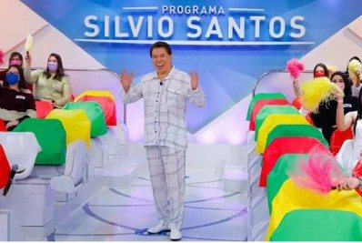 Silvio Santos apresenta programa de pijama