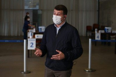 Rio recebe 115 mil doses de vacinas contra a covid-19 e garante calendário até sexta