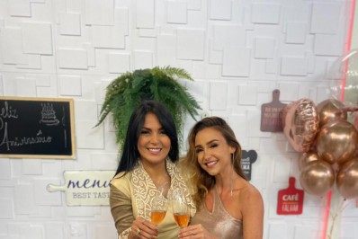 Rainha de Bateria da Tradição prestigia aniversário da apresentadora Gardênia Cavalcanti 