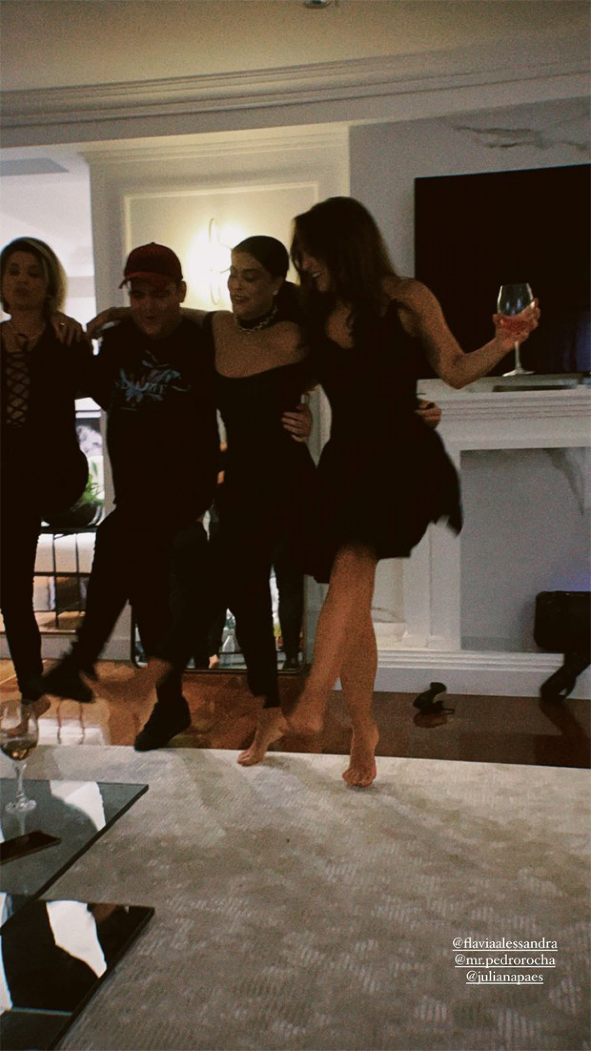 Noite animada na casa de Rafa Kalimann - Reprodução Internet