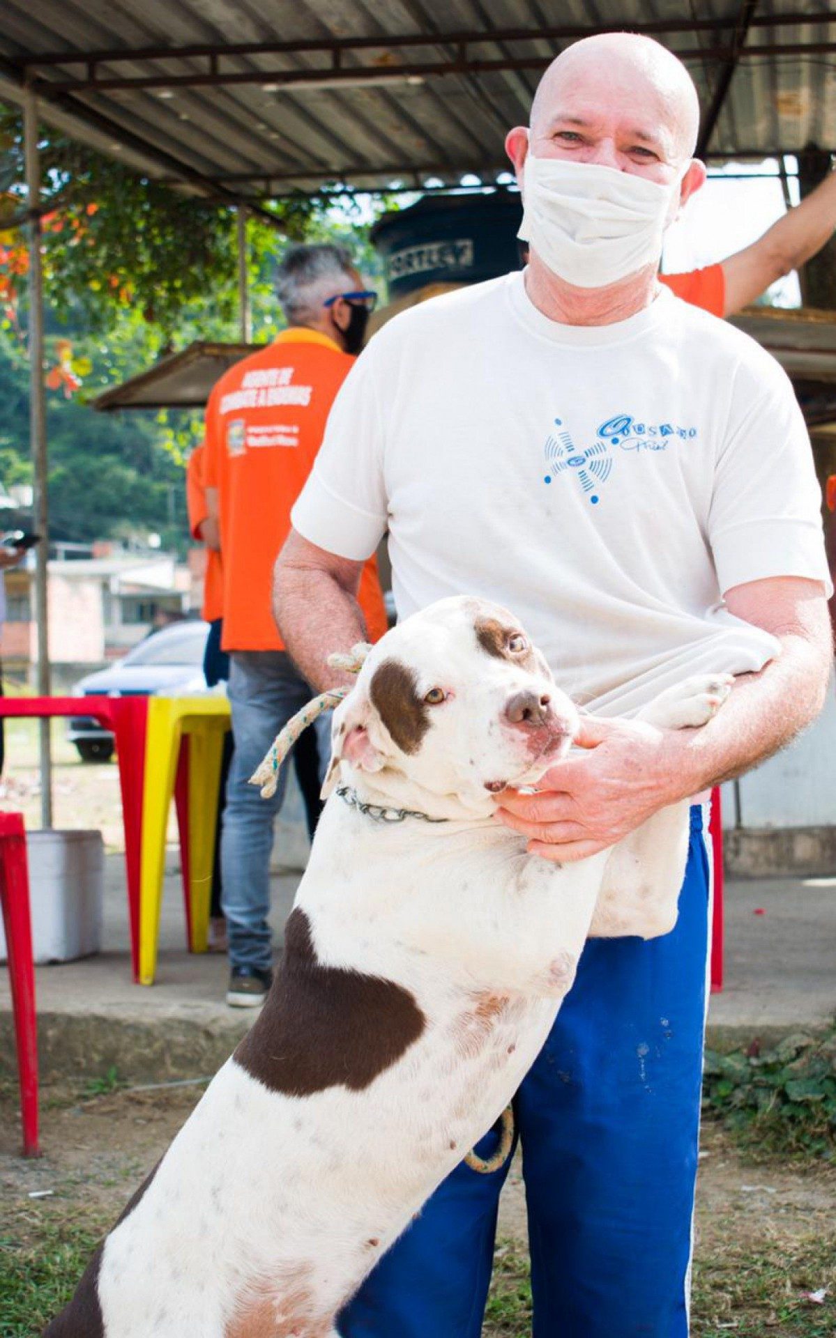 Vandro Ferreira n&atilde;o perdeu tempo e levou seus cachorros para se vacinarem