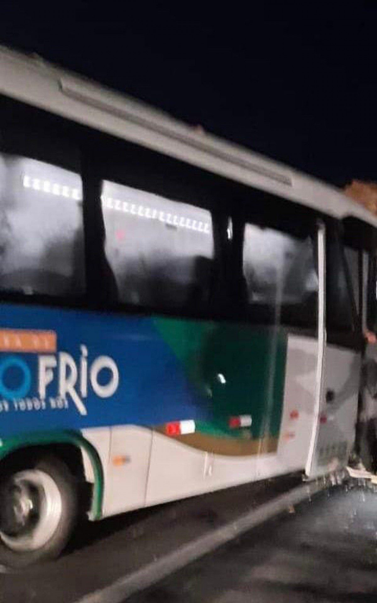 O impacto da batida foi tão forte, que o motorista do ônibus morreu com uma tora atravessando peito. Há informações de que um paciente também morreu devido aos ferimentos  - Sabrina Sá (RC24h)