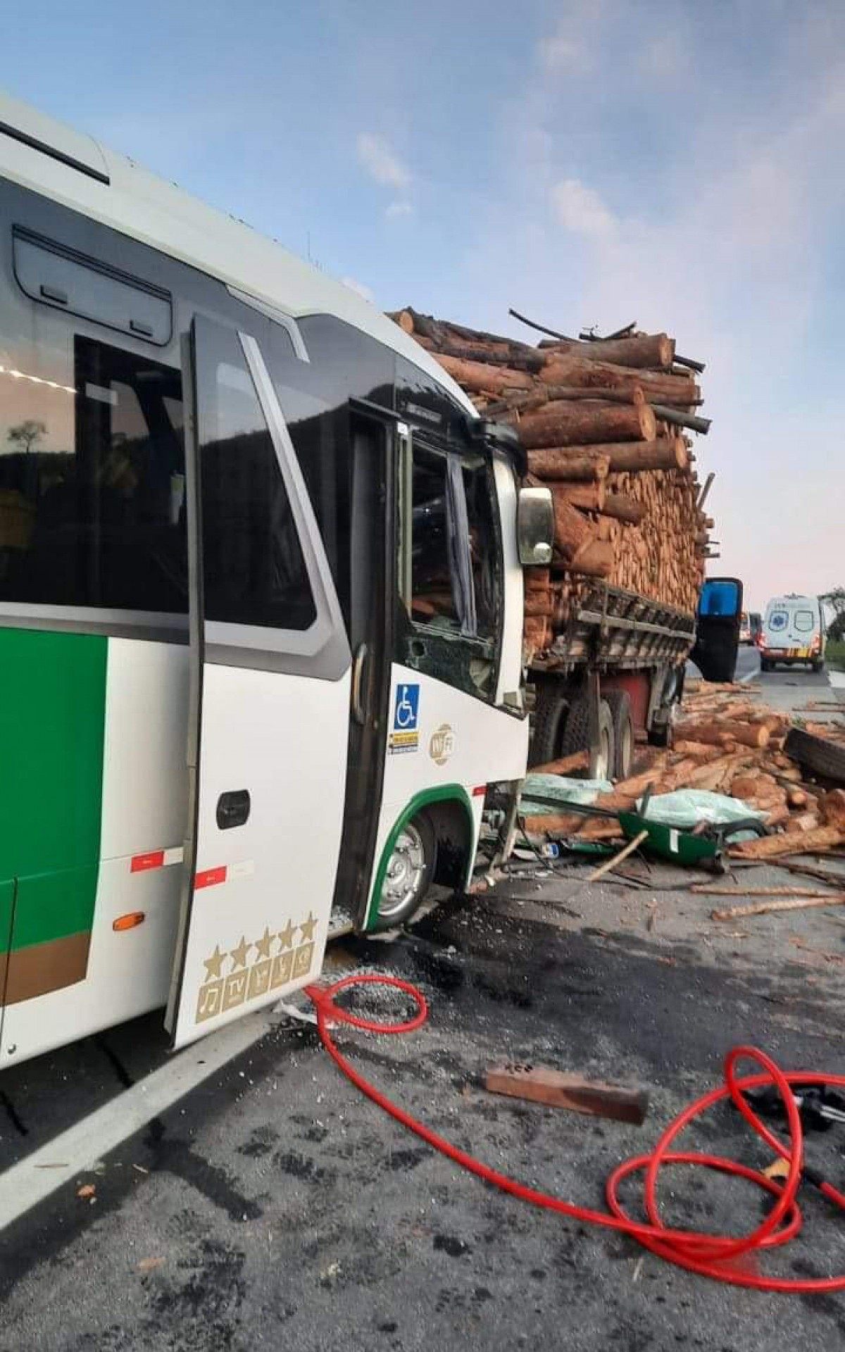 Ônibus transportava passageiros que fazem tratamento de saúde nos hospitais do Rio 