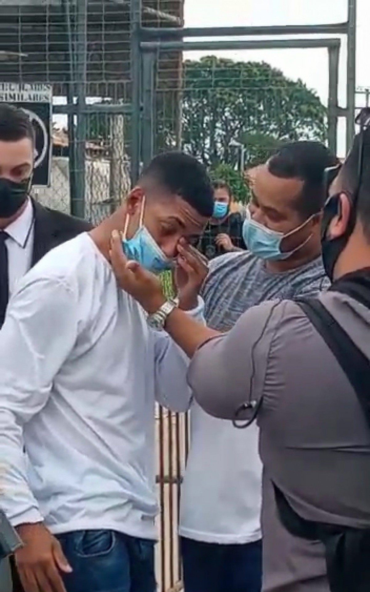 Momento em que Tiago Marques de Oliveira deixa a prisão, em São Gonçalo, na tarde desta quinta-feira