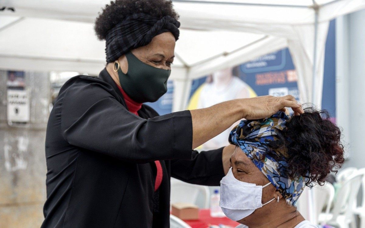 Celebra&ccedil;&atilde;o tamb&eacute;m contou com as trancistas do grupo Mina Crespa, que embelezaram os cabelos das mulheres com a confec&ccedil;&atilde;o de tran&ccedil;as afro e oficina de turbante