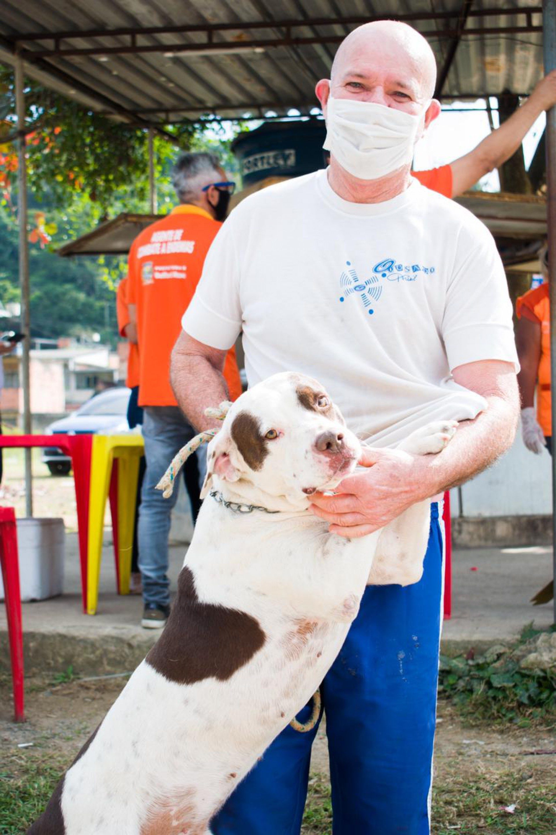 Vandro Ferreira não perdeu tempo e levou seus cachorros para se vacinarem - Rafael Barreto / PMBR