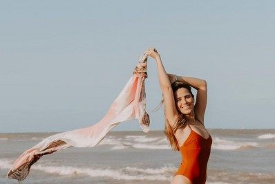 Aos 38, Wanessa Camargo posa de maiô vermelho e recebe elogios 