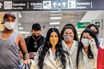 Carregando bolsas de grife, Simaria embarca em aeroporto do Rio