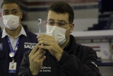 Com chegada de doses à noite, postos só irão abrir às 10h neste sábado para a vacinação de jovens de 27 anos