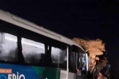 Ônibus que transporta pacientes de Cabo Frio bate em caminhão na ViaLagos e motorista morre
