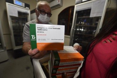 Maricá recebe lote reduzido e abrirá um dia de vacinação para idade de 30 anos