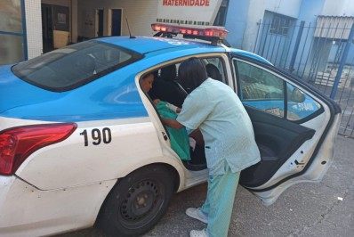 Bebê nasce dentro de viatura da PM a caminho do hospital, em Caxias