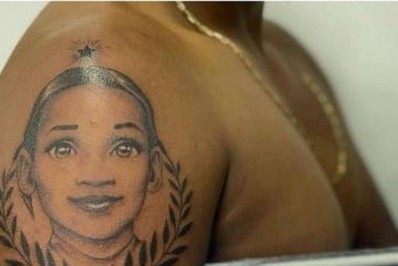 Rebeca Andrade é surpreendida com tatuagem feita em sua homenagem por fã: 'não creio'