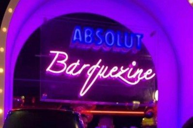 Bruna Marquezine comemora 26 anos com direito a 'Barquezine'