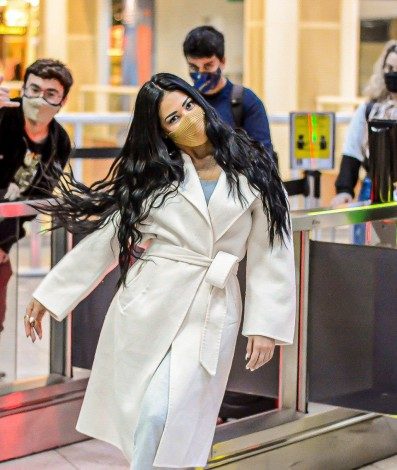 Simaria faz sucesso ao embarcar em aeroporto do Rio nesta quinta-feira - Gabriel Magalhaes / Ag. News