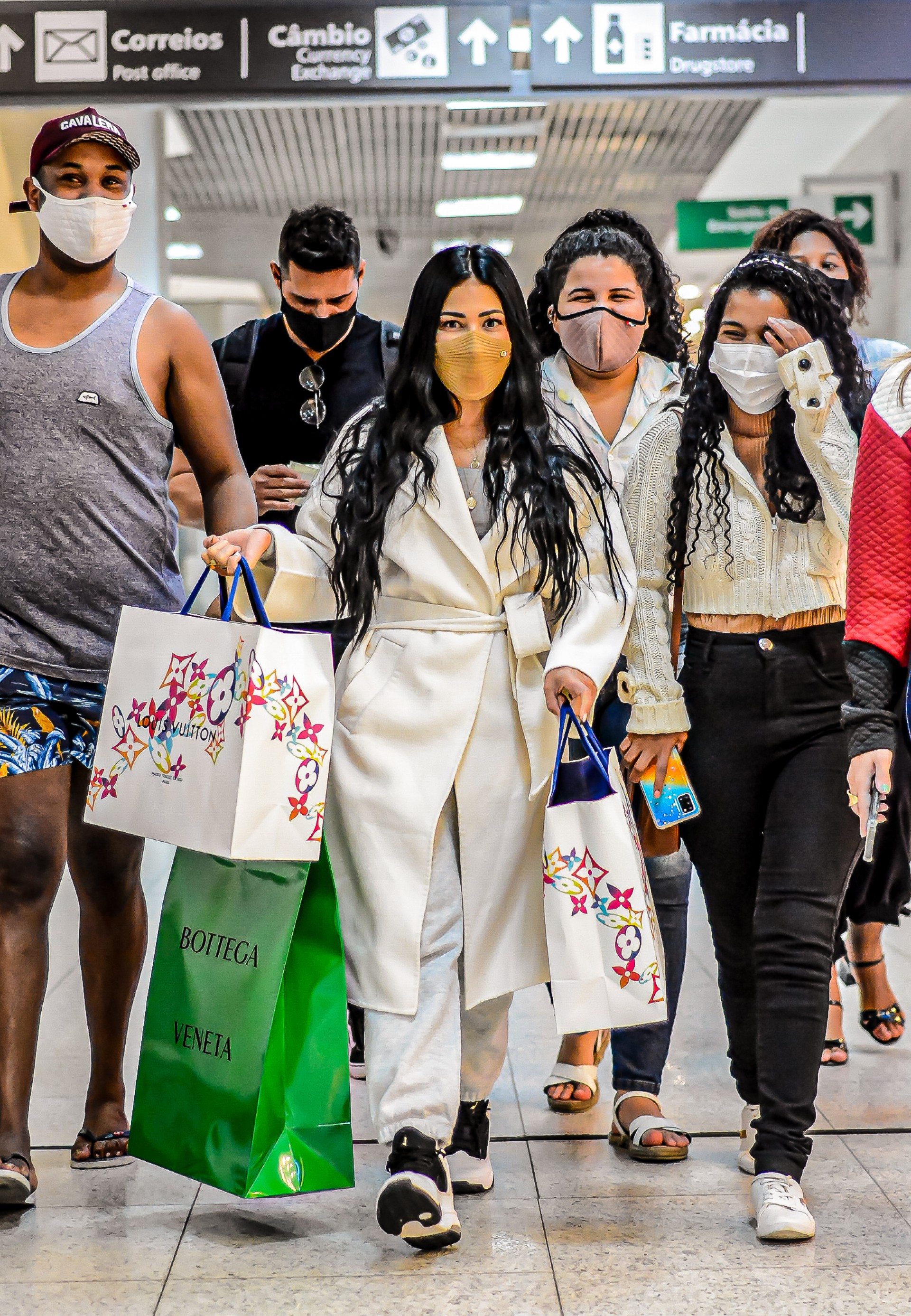 Simaria faz sucesso ao embarcar em aeroporto do Rio nesta quinta-feira - Gabriel Magalhaes / Ag. News