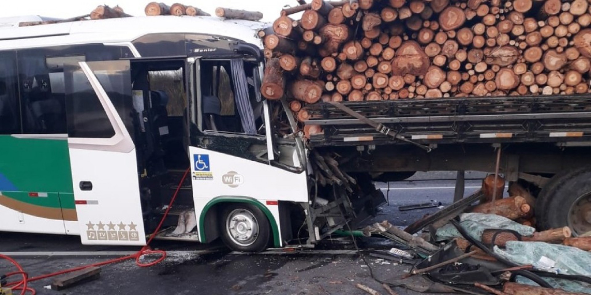 Acidente com &ocirc;nibus da Sa&uacute;de de Cabo Frio deixa um morto e feridos na Via Lagos