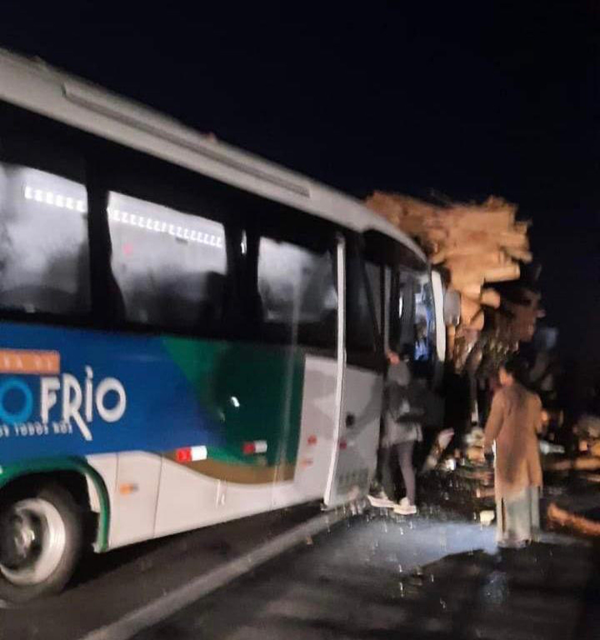 &Ocirc;nibus que transporta pacientes de Cabo Frio bate em caminh&atilde;o na ViaLagos e motorista morre